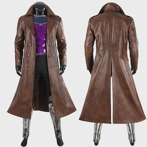 Può includere: Un trench coat marrone a doppio petto con un ampio colletto e un design lungo e fluente. Il costume include un top viola e blu, pantaloni neri e stivali metallici argentati. L'outfit è esposto su un manichino.