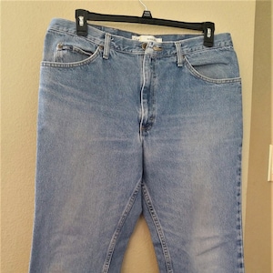 Men&#39;s LEE, Regular Fit, Straight Leg, mid rise, Denim Blue Jeans in size 38 x 32 (LEE D)