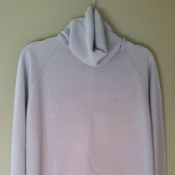 Super Cozy Light Gray Turtleneck SWEATER, size Med/Lg 38