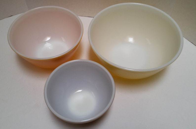 vintage Kitchen Ovenproof glass set of 3 Nesting PYREX Glass Bowls made in USA