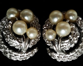 vintage Crown TRIFARI faux Pearl and silvertone clip-on Earrings, Bridal/wedding