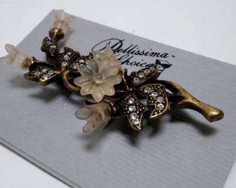 Broche vintage, latón envejecido, pedrería, flores de cristal esmerilado.