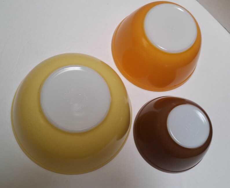 vintage Kitchen Ovenproof glass set of 3 Nesting PYREX Glass Bowls made in USA