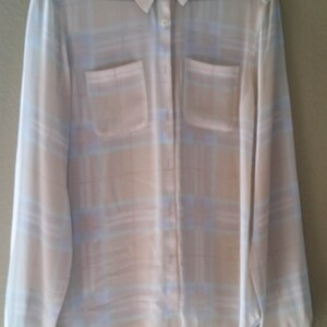 Blusa SHEER de colores suaves, cuadros azul melocotón pálido y beige, LOFT, talla Small