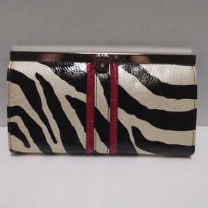 Cartera Clutch, vinilo patentado con estampado ZEBRA, marco y cierre plateados, nunca usado con etiquetas