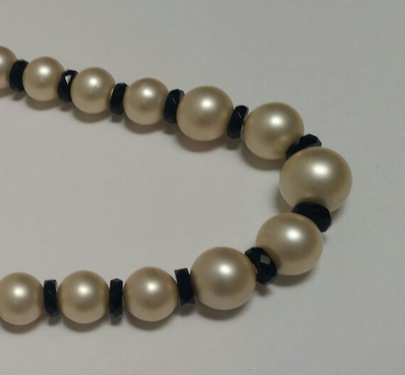 Pearl and black glass bead necklace, vintage 1990… - image 3