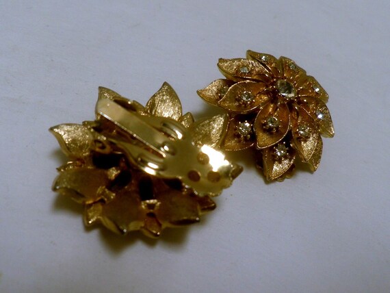 vintage clip-on Earrings,Gold Chrysanthemum with … - image 7