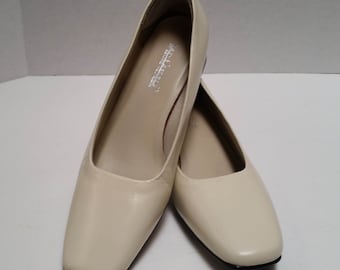 Square toe IVORY Leather low Heel Woman&#39;s shoes, size 9M, comfortable Wedding shoes