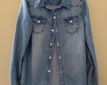 Kid's Medium/Size 10 soft 100% Cotton Denim Western style Shirt with snap front closure