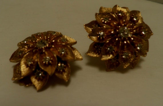 vintage clip-on Earrings,Gold Chrysanthemum with … - image 8