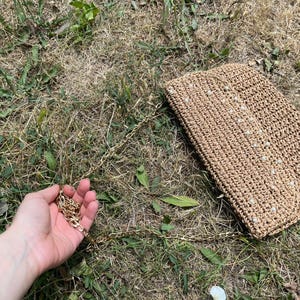 ハンドメイドラフィアクラッチバッグ - ナチュラルクロシェ編みのイブニングバッグ - 夏に使える編み込みエンベロープバッグ - 環境に優しいボヘミアン風ストローハンドバッグ
