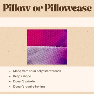Puede incluir: La imagen muestra dos muestras de tela, una rosa brillante y otra lavanda. El texto en la parte superior dice "Pillow or Pillowcase". Debajo, vi&ntilde;etas resaltan caracter&iacute;sticas: hilos de poli&eacute;ster hilado, mantiene la forma, no se arruga y no requiere planchado.