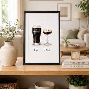 Puede incluir: Impresi&oacute;n enmarcada con dos bebidas: una pinta de Guinness y un c&oacute;ctel. Las palabras "His" y "Hers" est&aacute;n debajo. La impresi&oacute;n se muestra en una estanter&iacute;a de madera con objetos decorativos. El texto "AVAILABLE IN A4 AND A3 SIZES" est&aacute; en la parte superior.