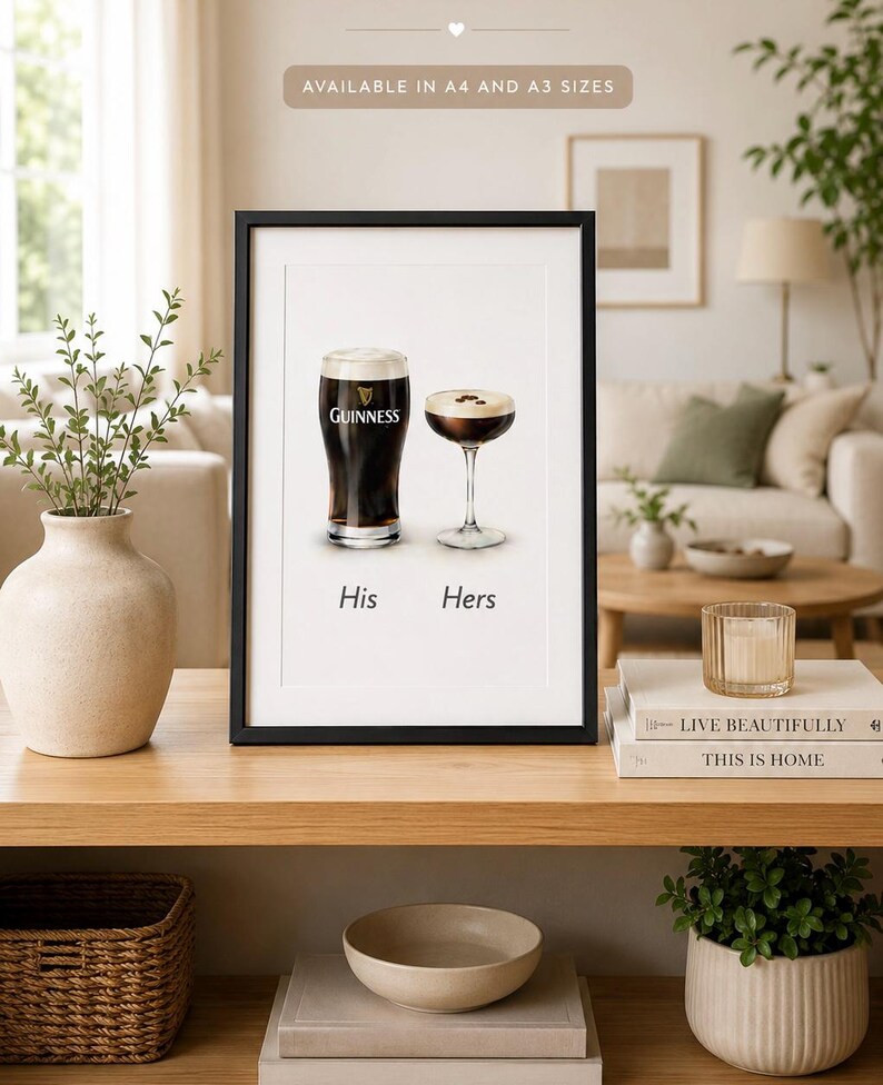 Puede incluir: Impresi&oacute;n enmarcada con dos bebidas: una pinta de Guinness y un c&oacute;ctel. Las palabras "His" y "Hers" est&aacute;n debajo. La impresi&oacute;n se muestra en una estanter&iacute;a de madera con objetos decorativos. El texto "AVAILABLE IN A4 AND A3 SIZES" est&aacute; en la parte superior.