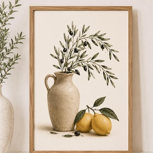 Può includere: Una stampa artistica incorniciata raffigurante una brocca in ceramica beige riempita con rami d'ulivo e olive scure. Due limoni giallo brillante con foglie verdi sono posizionati alla base della brocca su una superficie color crema.