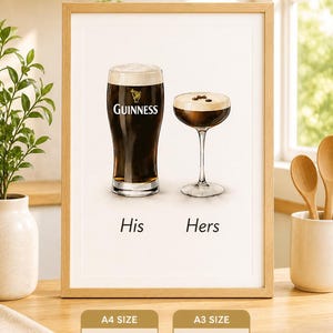 Puede incluir: Impresi&oacute;n enmarcada con una pinta de Guinness y un c&oacute;ctel, etiquetada como "His" y "Hers". El vaso de Guinness tiene el logotipo de la marca. Disponible en tama&ntilde;os A4 (21 x 29,7 cm) y A3 (29,7 x 42 cm).