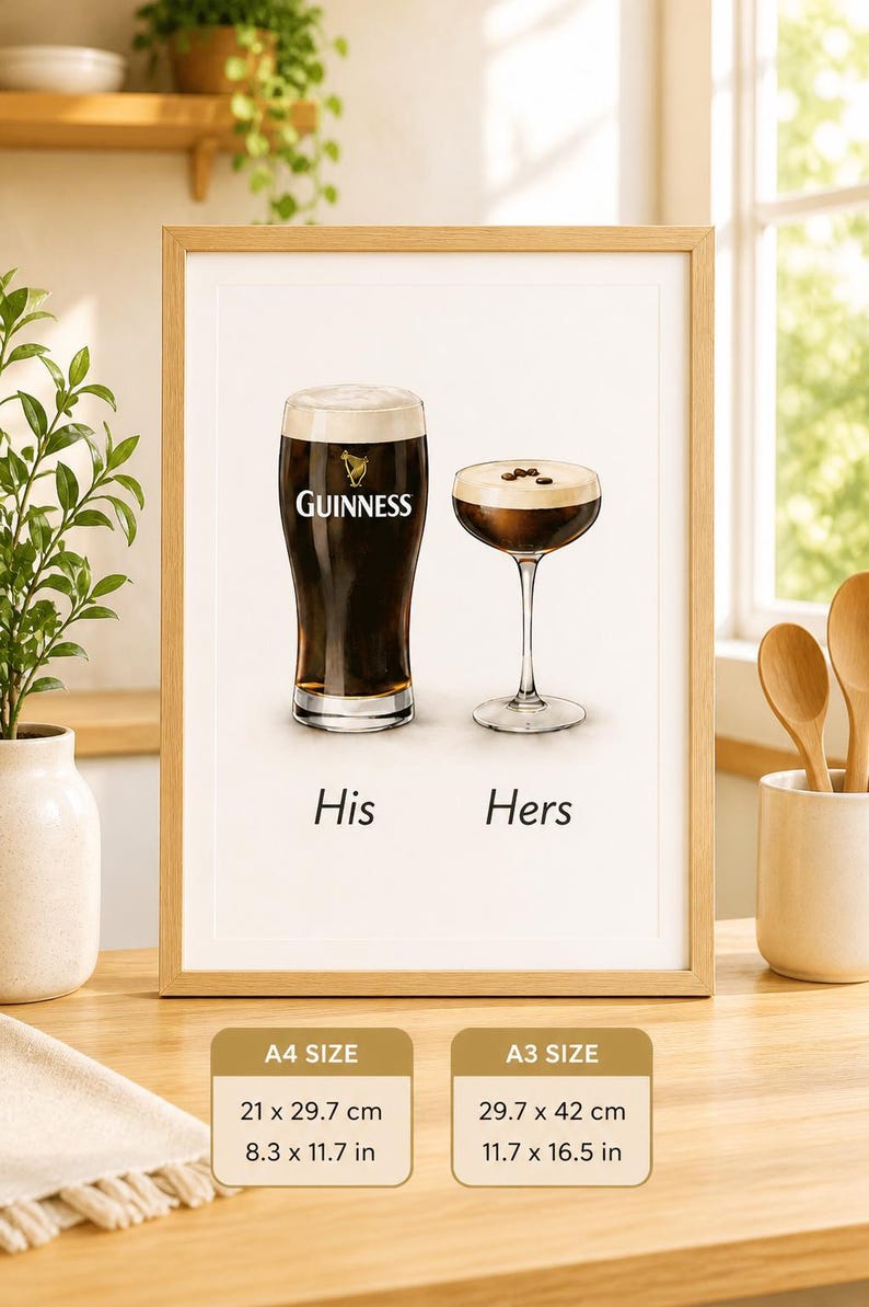 Puede incluir: Impresi&oacute;n enmarcada con una pinta de Guinness y un c&oacute;ctel, etiquetada como "His" y "Hers". El vaso de Guinness tiene el logotipo de la marca. Disponible en tama&ntilde;os A4 (21 x 29,7 cm) y A3 (29,7 x 42 cm).