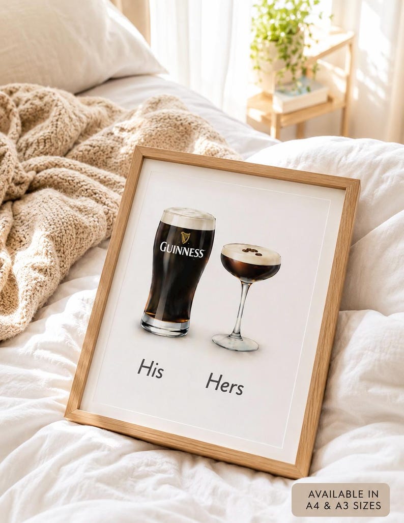Puede incluir: Impresi&oacute;n enmarcada con dos bebidas: una pinta de Guinness y un c&oacute;ctel. La pinta de Guinness tiene el logotipo de la marca. Las palabras "His" y "Hers" est&aacute;n debajo. Marco de madera clara.