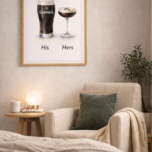 Puede incluir: Un cuadro enmarcado con dos bebidas: una pinta de Guinness y un c&oacute;ctel. El vaso de Guinness tiene espuma blanca y el c&oacute;ctel est&aacute; adornado con granos de caf&eacute;. Las palabras "His" y "Hers" est&aacute;n debajo.