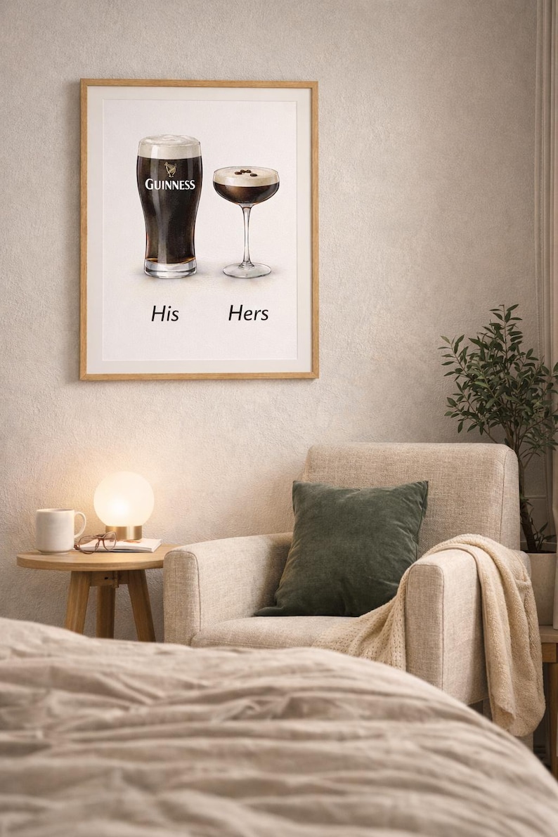 Puede incluir: Un cuadro enmarcado con dos bebidas: una pinta de Guinness y un c&oacute;ctel. El vaso de Guinness tiene espuma blanca y el c&oacute;ctel est&aacute; adornado con granos de caf&eacute;. Las palabras "His" y "Hers" est&aacute;n debajo.