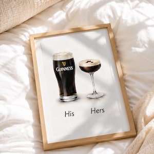 Puede incluir: Impresi&oacute;n enmarcada con dos bebidas: una pinta de Guinness y un c&oacute;ctel. Las palabras "His" y "Hers" est&aacute;n debajo. La pinta de Guinness tiene el logo. La impresi&oacute;n est&aacute; en un marco de madera clara.