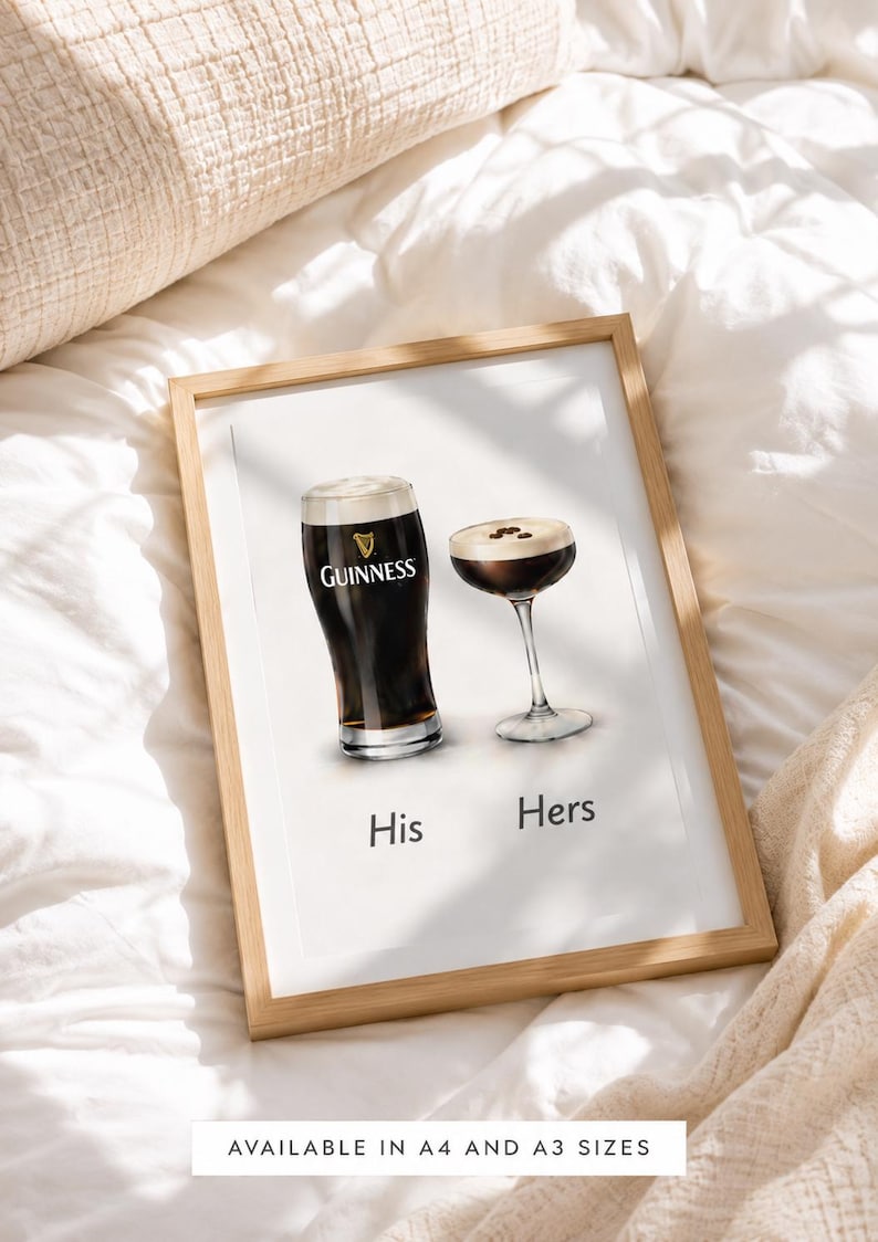 Puede incluir: Impresi&oacute;n enmarcada con dos bebidas: una pinta de Guinness y un c&oacute;ctel. Las palabras "His" y "Hers" est&aacute;n debajo. La pinta de Guinness tiene el logo. La impresi&oacute;n est&aacute; en un marco de madera clara.