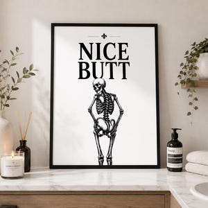 Fin rumpaskeletttryck, rolig badrumsväggkonst, gotisk badrumsdekor, mörk humorposter, gästbadrumstryck, A4 A3 väggkonst