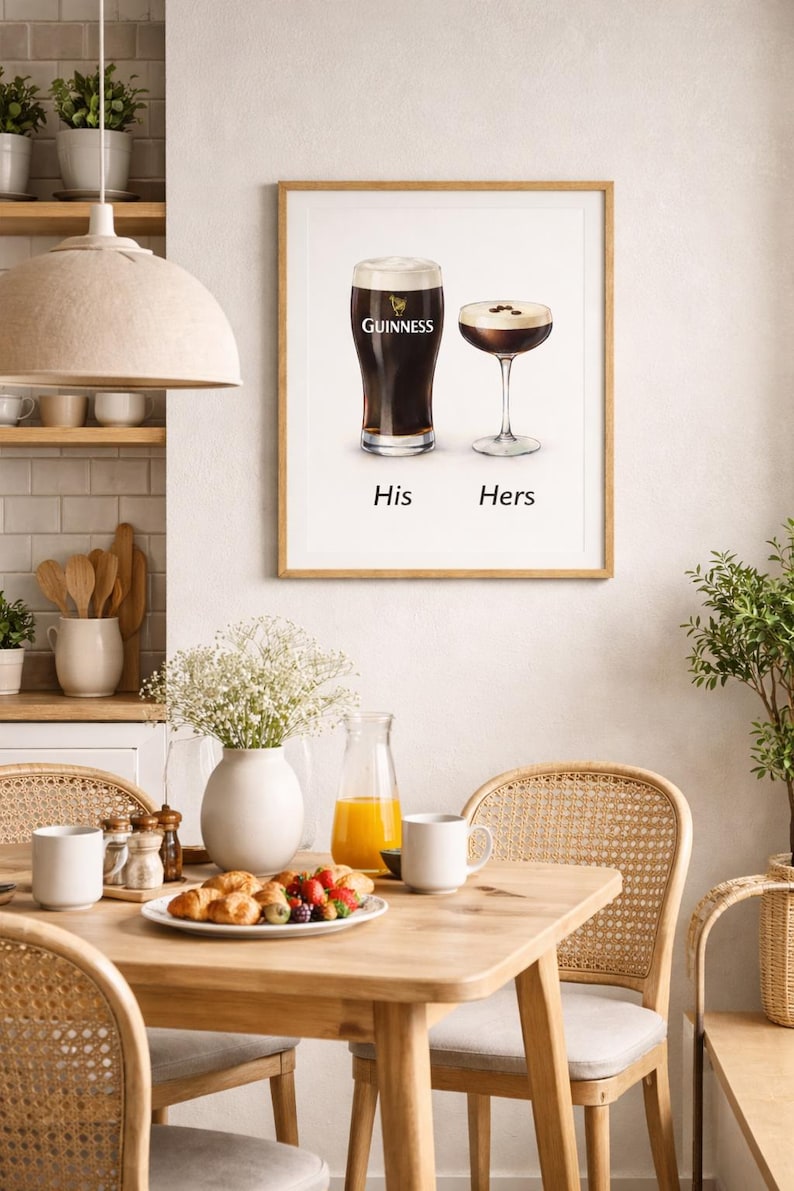 Puede incluir: Un cuadro enmarcado con una pinta de Guinness y un c&oacute;ctel, etiquetados como "His" y "Hers". La imagen est&aacute; ambientada en un comedor con una mesa de madera, sillas y un jarr&oacute;n con flores. En la mesa hay un plato con comida y bebidas.