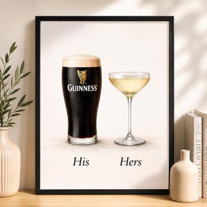 Może przedstawiać: Oprawiony wydruk przedstawiający kufel Guinnessa i kieliszek do szampana. Guinness jest ciemny z kremową pianą, a kieliszek zawiera jasny płyn. Słowa "His" i "Hers" znajdują się poniżej, sugerując motyw pary.