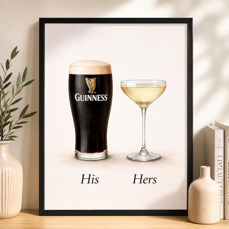Może przedstawiać: Oprawiony wydruk przedstawiający kufel Guinnessa i kieliszek do szampana. Guinness jest ciemny z kremową pianą, a kieliszek zawiera jasny płyn. Słowa "His" i "Hers" znajdują się poniżej, sugerując motyw pary.