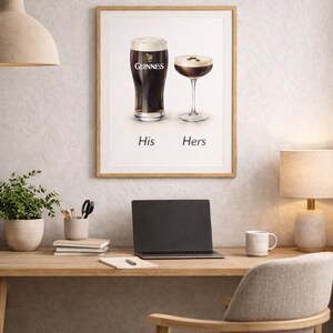 Puede incluir: Un cuadro enmarcado con una pinta de Guinness y un c&oacute;ctel, etiquetados como "His" y "Hers". La imagen est&aacute; sobre un escritorio con un port&aacute;til, una taza y art&iacute;culos de papeler&iacute;a. El texto "Brighten up your workspace" est&aacute; en la parte superior.