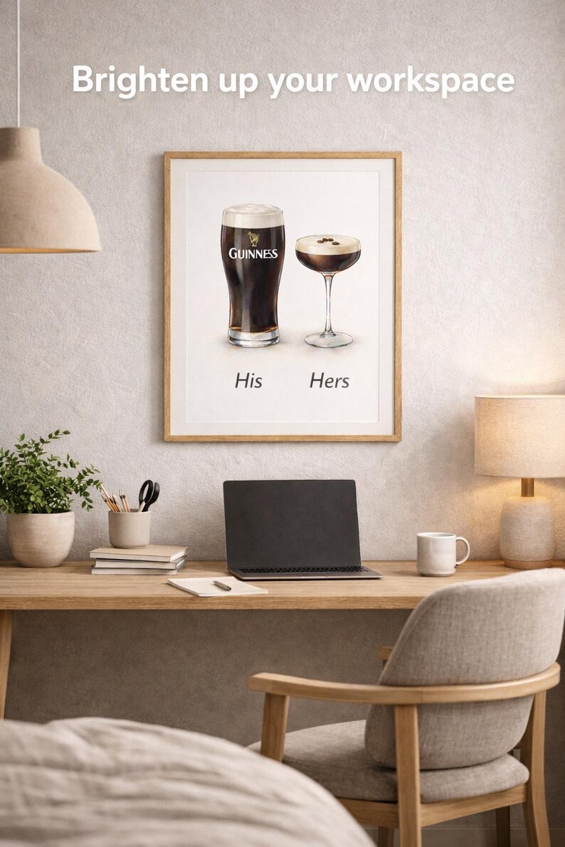 Puede incluir: Un cuadro enmarcado con una pinta de Guinness y un c&oacute;ctel, etiquetados como "His" y "Hers". La imagen est&aacute; sobre un escritorio con un port&aacute;til, una taza y art&iacute;culos de papeler&iacute;a. El texto "Brighten up your workspace" est&aacute; en la parte superior.