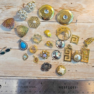 Lote de accesorios y materiales variados de joyería vintage: reutilización, manualidades, ensamblaje, steampunk y reparación (dijes, botones y colgantes)