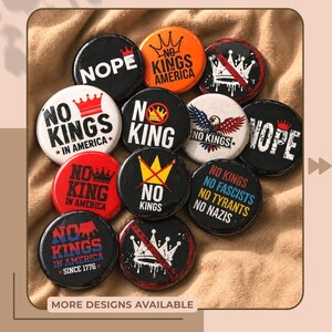 Protest Pin Button, keine Könige in Amerika Pinback, Anti Trump Ice Out Abzeichen, politischer Aktivist, Power To People UV-beständiger Aufnäher (3 Größen)