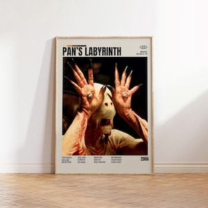 Puede incluir: Un póster enmarcado de la película "El laberinto del fauno" con una criatura pálida con dedos largos y con garras y ojos en las palmas. El póster tiene un fondo beige con el título de la película y el año 2006.