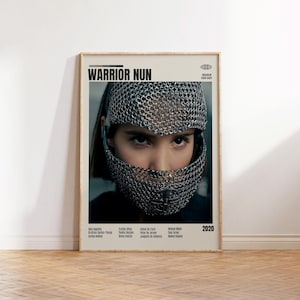 Puede incluir: Un póster enmarcado con el título "WARRIOR NUN" en la parte superior. La imagen muestra a una persona con un casco de cota de malla y una cubierta facial. El póster incluye el año 2020 y una lista de nombres en la parte inferior.