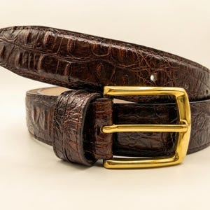 Cinturón de piel marrón con relieve de cocodrilo, accesorio de vestir para hombre hecho a mano.