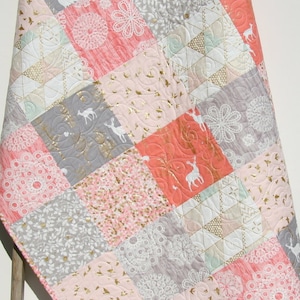 Last ONE Rustic Baby Quilt, Manta de ciervo, Coral Bebé edredón bebé vivero decoración Fawn bebé edredón bebé punto bebé edredón niña cuna bedding