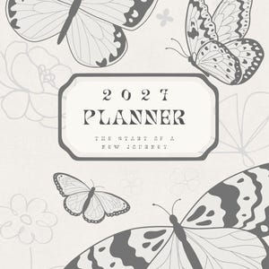 Può includere: Un'agenda 2027 con sfondo grigio chiaro caratterizzato da illustrazioni di farfalle e fiori grigio scuro. Una cornice rettangolare centrale contiene il testo 2027 PLANNER e THE START OF A NEW JOURNEY in un carattere serif grigio scuro su bianco.