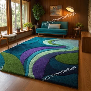 Könnte beinhalten: Ein lebendiger Teppich mit einem wirbelnden Design in Blau-, Grün- und Lilatönen. Das Muster des Teppichs erzeugt einen wellenartigen Effekt und verleiht dem Raum eine moderne Note. Der Teppich liegt auf einem Holzboden.