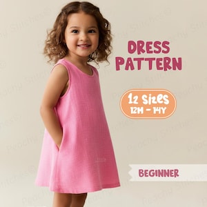 Può includere: Una bambina indossa un vestito rosa senza maniche. L'immagine include il testo "DRESS PATTERN", "12 Sizes 12M-14Y" e "BEGINNER". L'abito ha tasche e un design semplice.