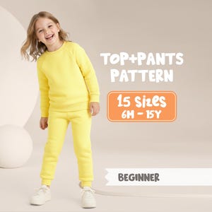 Puede incluir: Una niña con un conjunto amarillo de sudadera y pantalón. La imagen incluye el texto "TOP+PANTS PATTERN" y "15 Sizes 6M - 15Y" en un recuadro naranja. También se ve la palabra "BEGINNER".