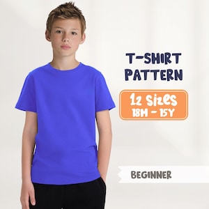 Könnte beinhalten: Eine Person trägt ein königsblaues T-Shirt und eine schwarze Hose. Das Bild enthält den Text "T-SHIRT PATTERN" und "12 Größen 18M - 15Y". Das Wort "BEGINNER" ist ebenfalls sichtbar. Das T-Shirt ist einfarbig.