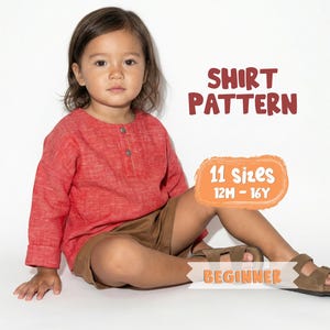 Puede incluir: Un niño con una camisa roja de manga larga con dos botones y pantalones cortos marrones. La imagen incluye el texto "SHIRT PATTERN", "11 Tallas 12M - 16Y" y "BEGINNER". El niño lleva sandalias marrones.