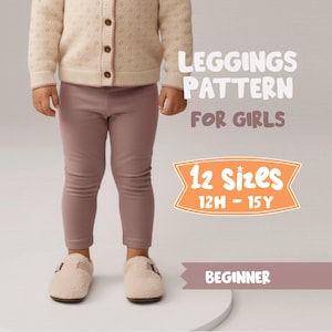 Op de afbeelding: Een kind draagt ​​mauve leggings en een crèmekleurig vest. De tekst luidt "Leggings Pattern For Girls", "12 Sizes 12M - 15Y" en "Beginner". Het kind draagt ​​ook beige pantoffels.