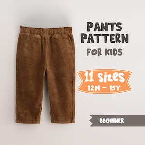 Op de afbeelding: Bruine corduroy broek met een elastische tailleband. De afbeelding bevat de tekst "Pants Pattern for Kids" en "11 maten 12M - 15Y". Het woord "Beginner" is ook zichtbaar. De broek is effen van kleur en heeft een klassiek ontwerp.