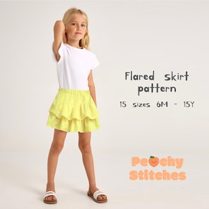 Op de afbeelding: Een kind draagt een wit T-shirt en een felgele, uitlopende rok met ruches. Het rokpatroon is verkrijgbaar in 15 maten, van 6 maanden tot 15 jaar. De tekst "Flared skirt pattern" en de merknaam "Peachy Stitches" zijn zichtbaar.