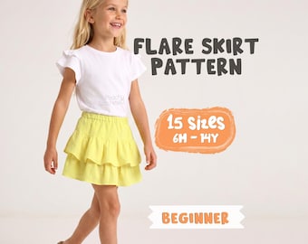 Peut inclure: Un patron de couture pour une jupe évasée jaune à volants avec une taille élastique. Le texte indique Flare Skirt Pattern, 15 sizes 6M-14Y et Beginner. Le modèle porte un haut blanc à manches courtes avec des volants et le logo Peachy Stitches.