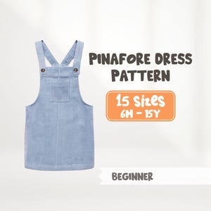 Könnte beinhalten: Hellblaues Latzkleid-Schnittmuster mit dem Text "Pinafore Dress Pattern" und "15 Größen 6H-15Y". Das Kleid hat verstellbare Träger und eine Vordertasche. Das Wort "Beginner" ist ebenfalls im Bild.