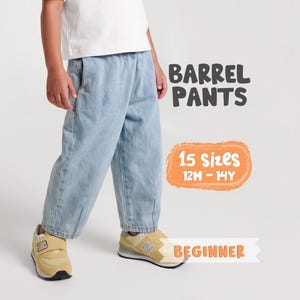 Könnte beinhalten: Hellblaue Barrel-Hose aus Denim mit lockerer Passform und vertikalen Nahtdetails am Saum. Der Text auf dem Bild lautet BARREL PANTS, 15 SIZES 12M - 14Y und BEGINNER. Die Hose wird mit einem weißen T-Shirt und gelb-grauen Turnschuhen kombiniert.